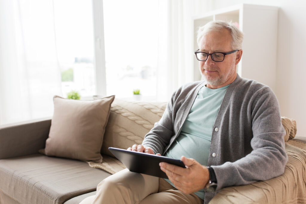 technologyoldagepeopleandlifestyleconcept seniorman